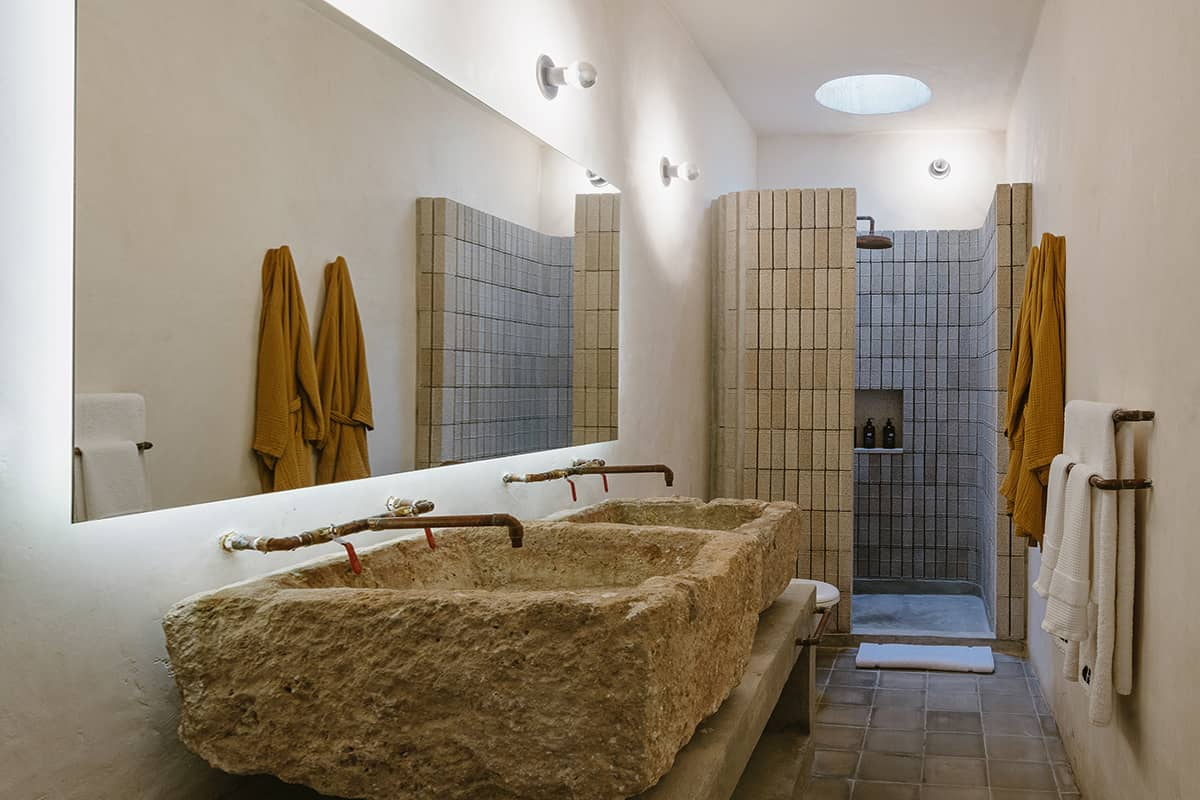 salle de bain rustique chic avec vasques en pierre