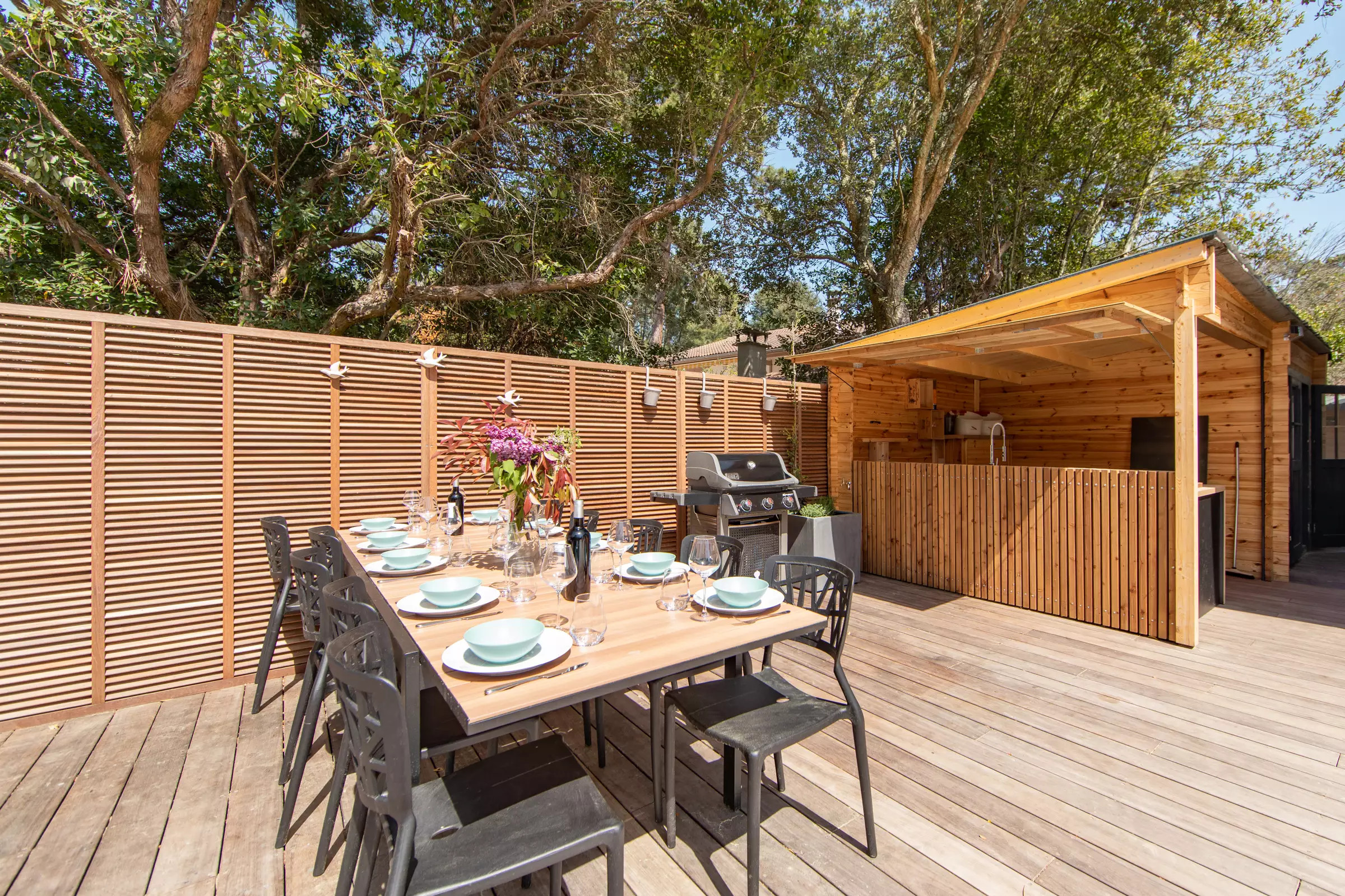 salle à manger extérieure sur terrasse bois