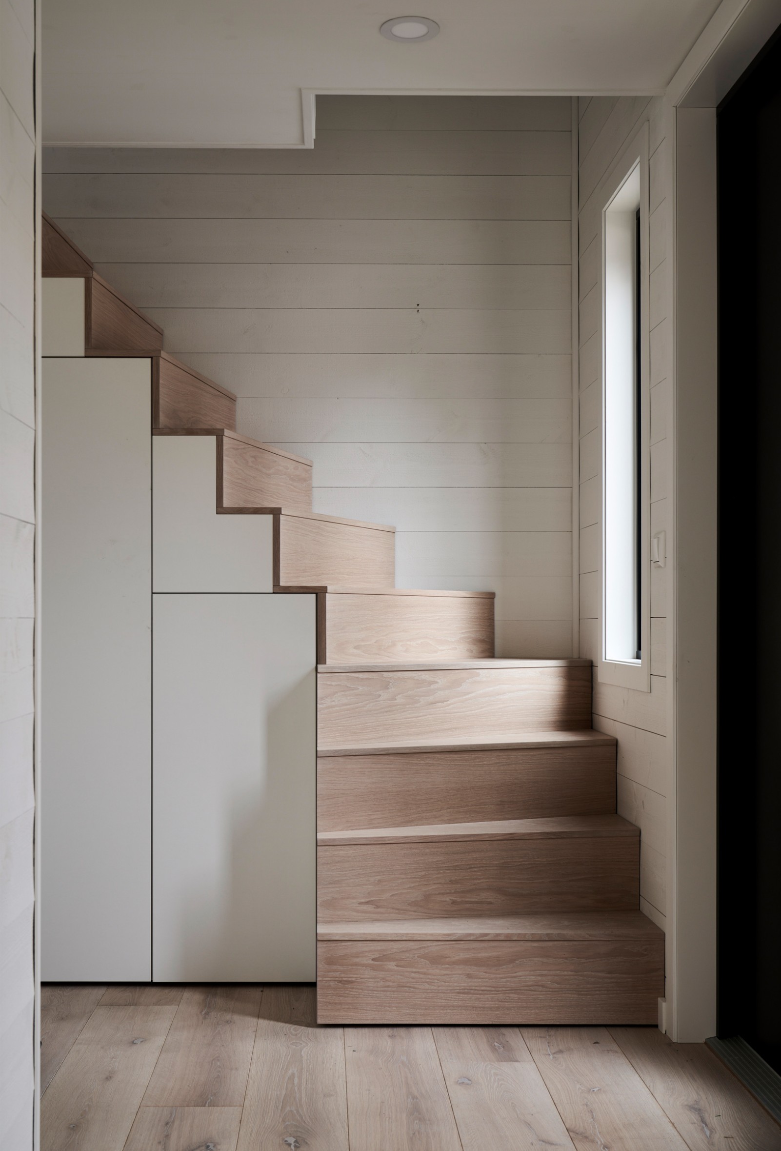escalier bois design avec placards