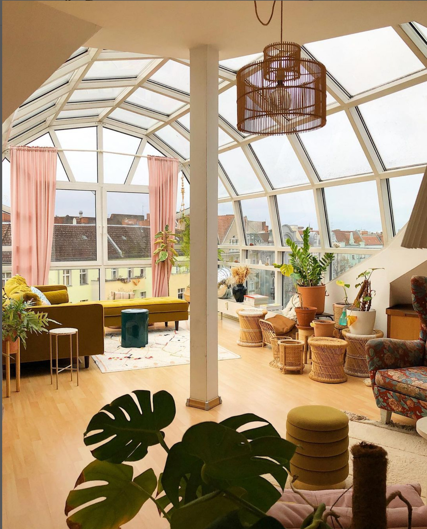 salon décoration design avec toit en verre