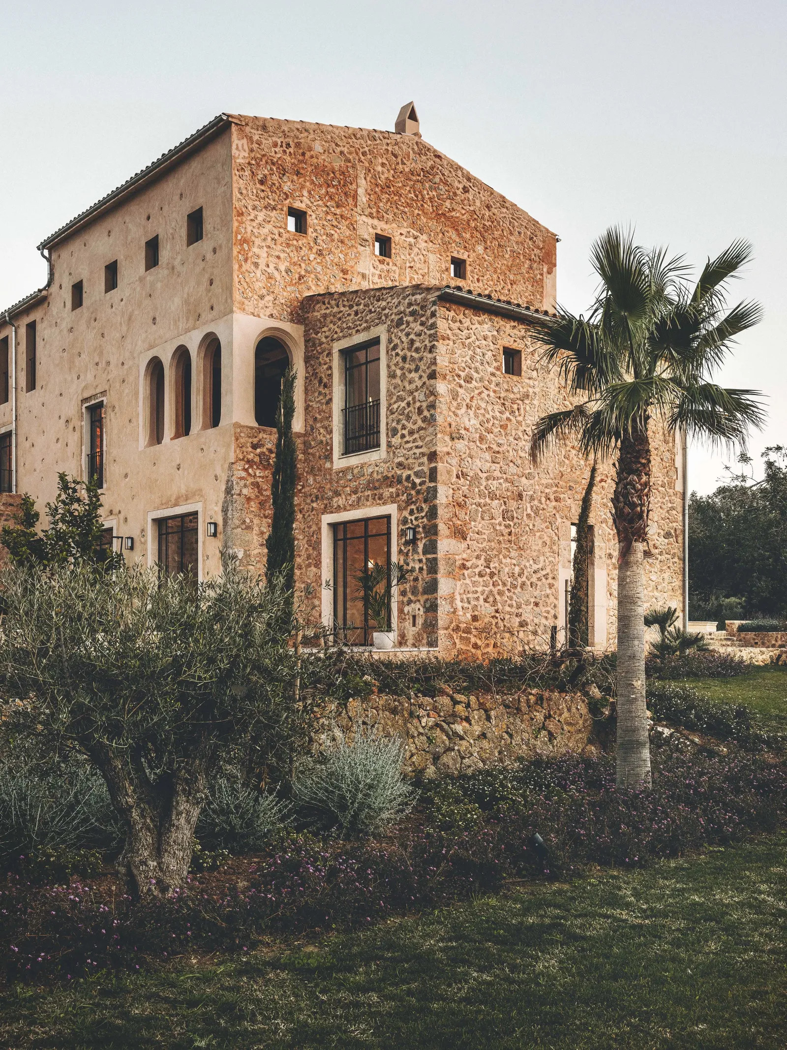 façade maison en pierres rénovée à Majorque