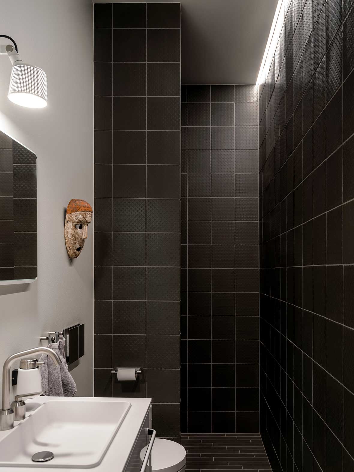 salle de bain carrelage noir appartement Vipp