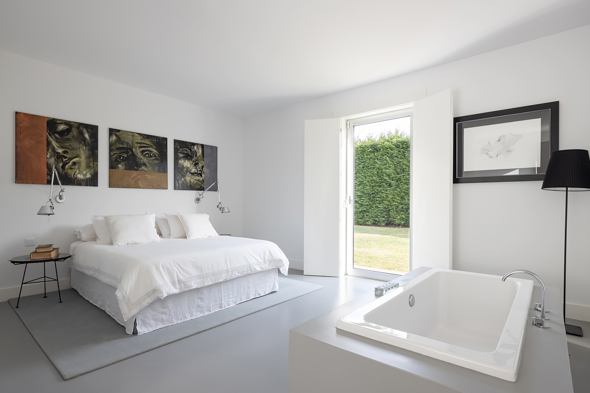 chambre blanche minimaliste avec baignoire