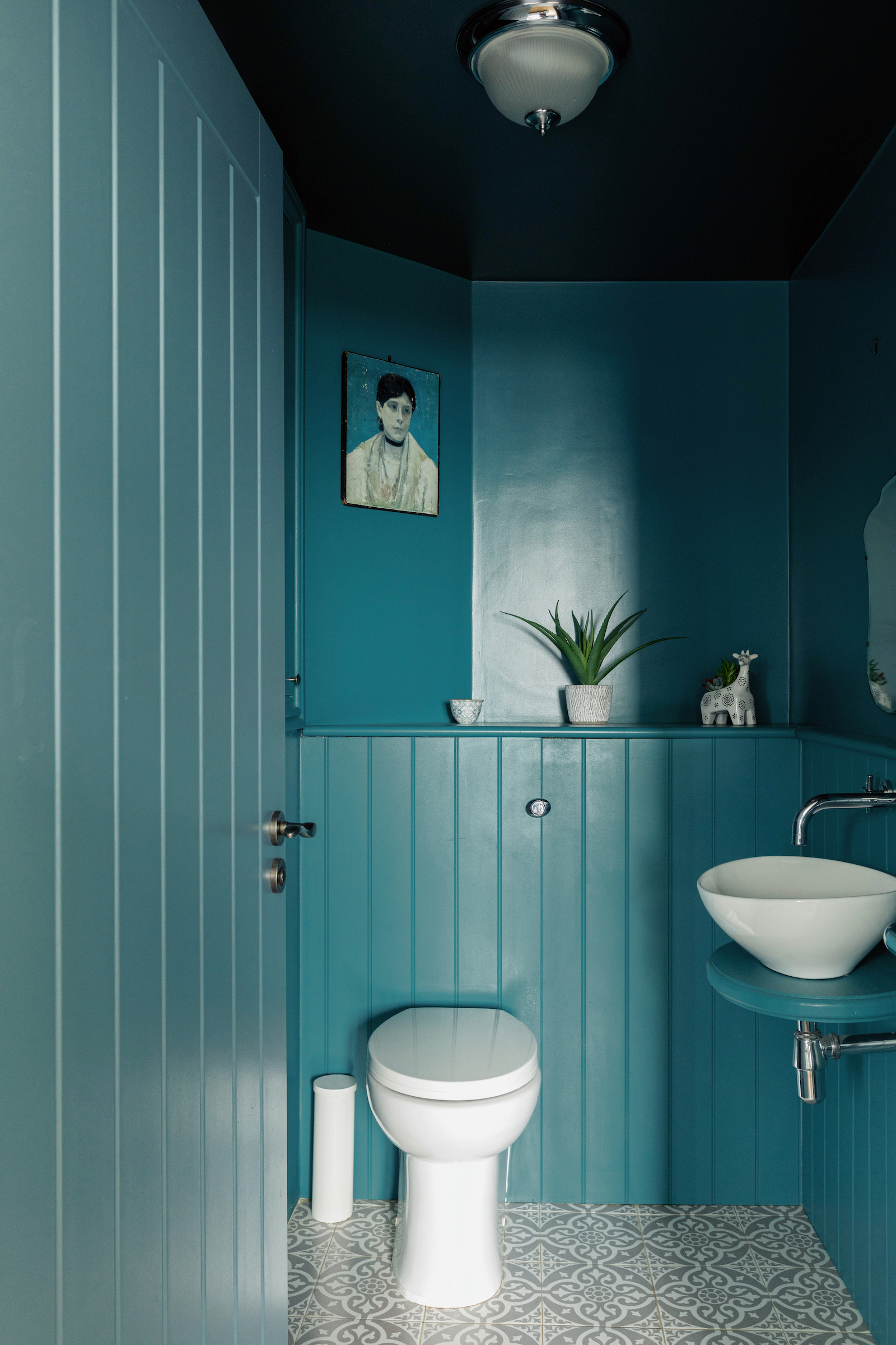 toilettes murs bleus décoration vintage