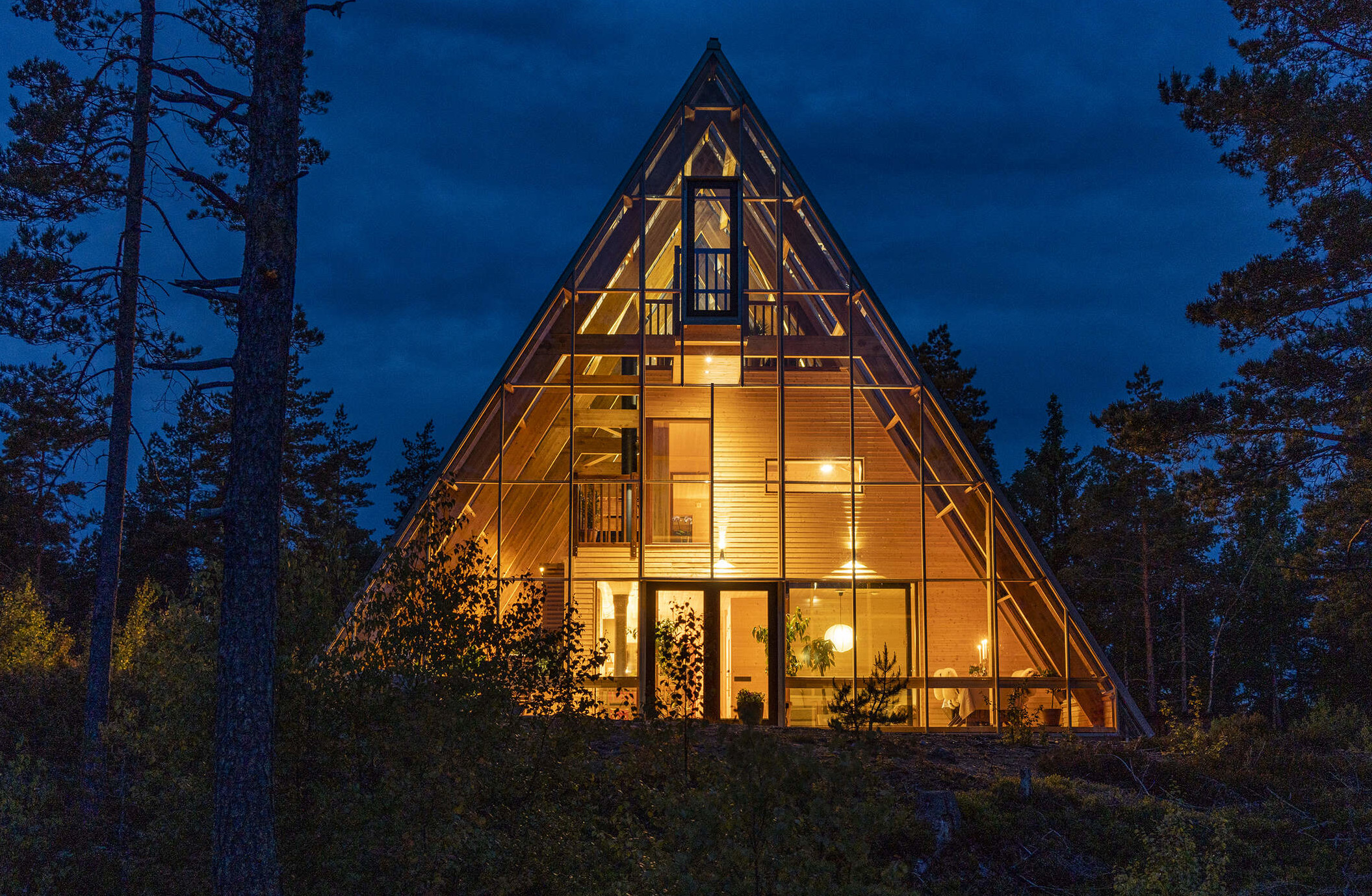Une maison A-Frame unique autosuffisante façon serre en Suède