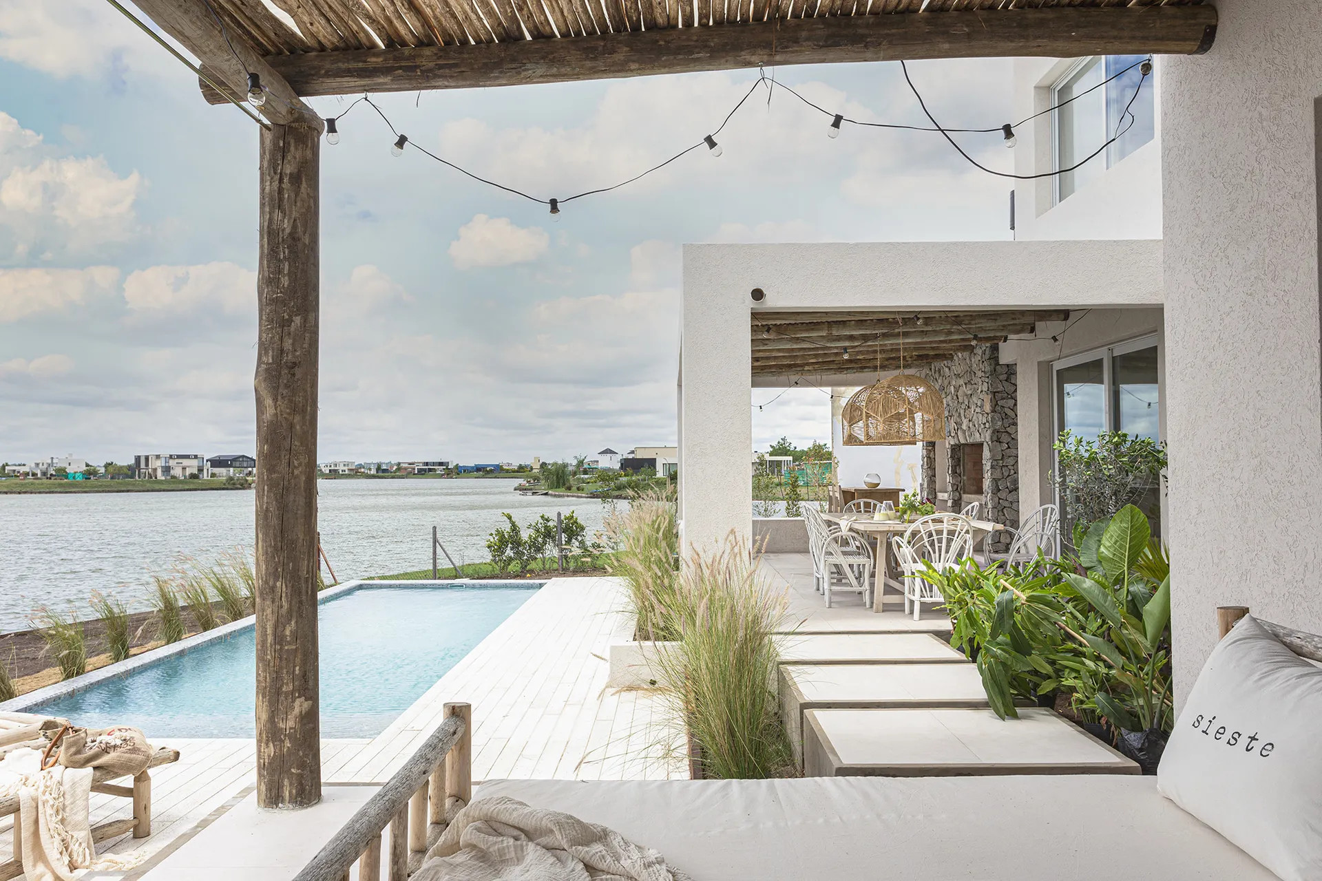 terrasse avec pergola bois et piscine