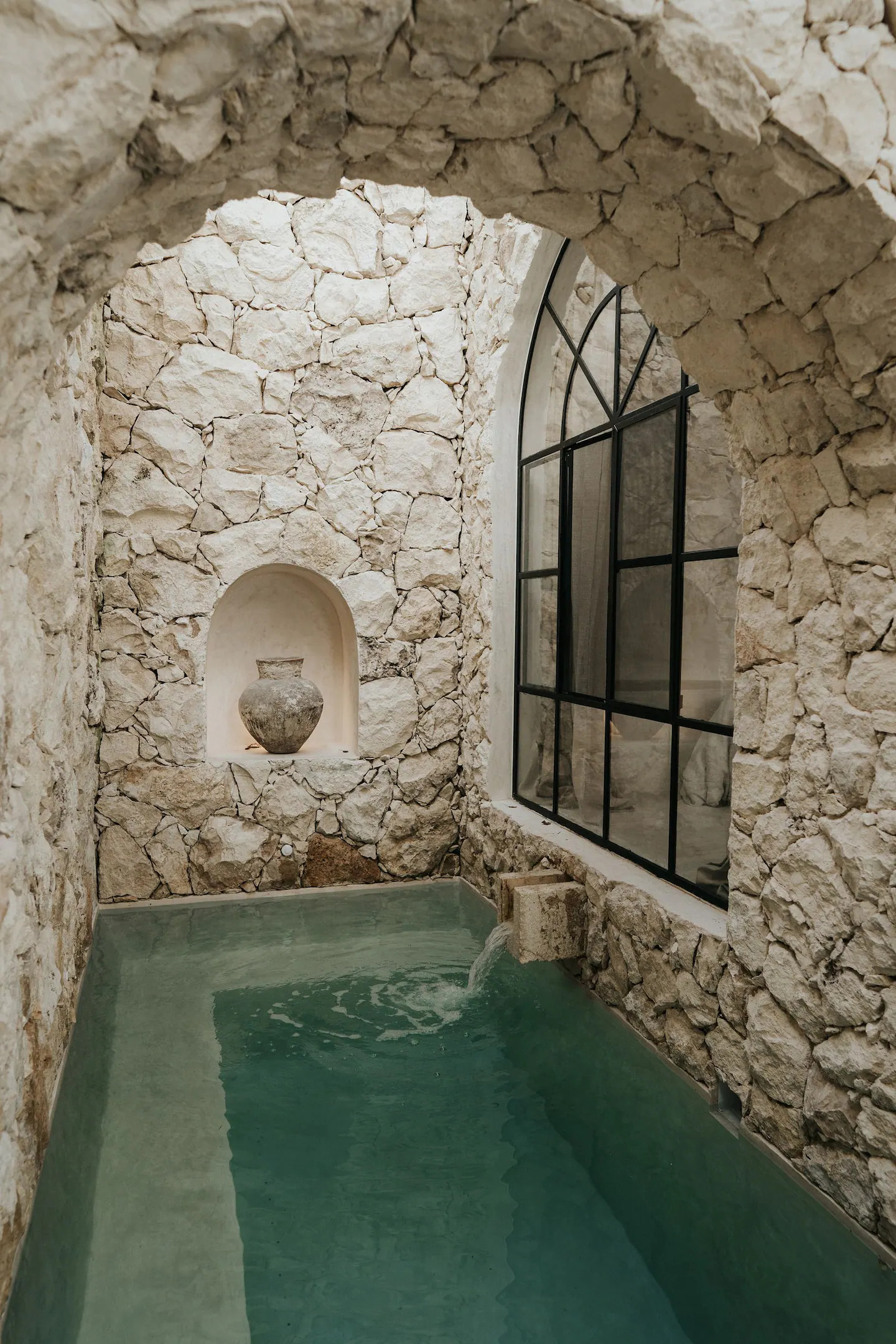 mini piscine entre murs pierres
