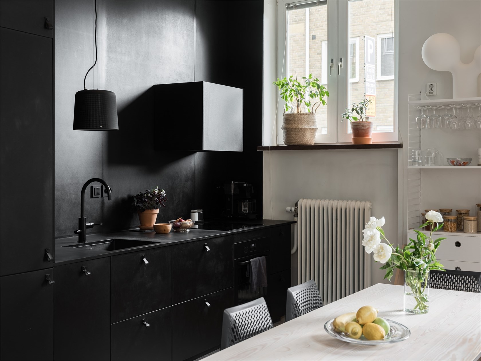 Un appartement ouvert de 57m2 à la cuisine noire à Malmö