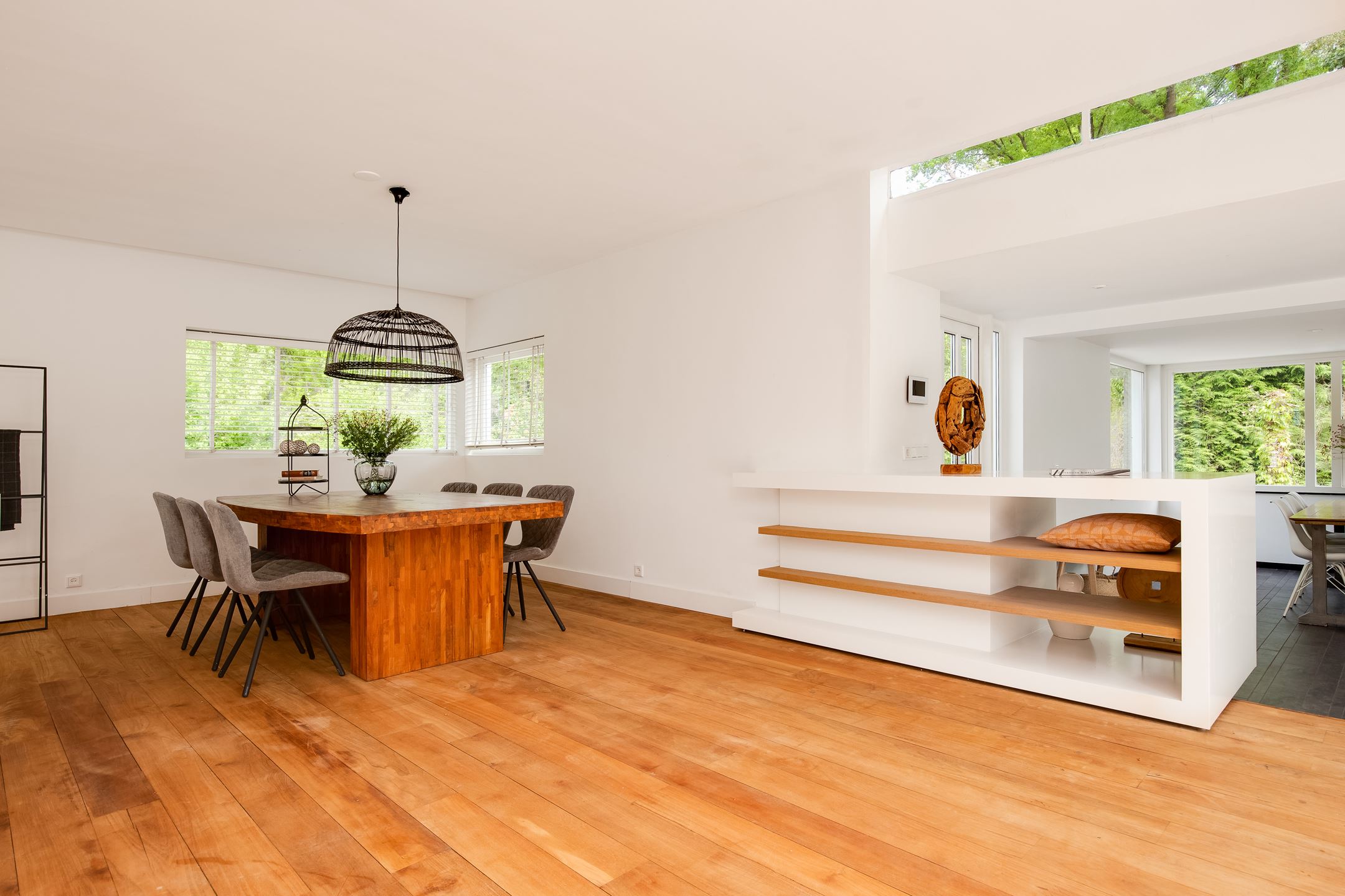 salle à manger minimaliste maison contemporaine