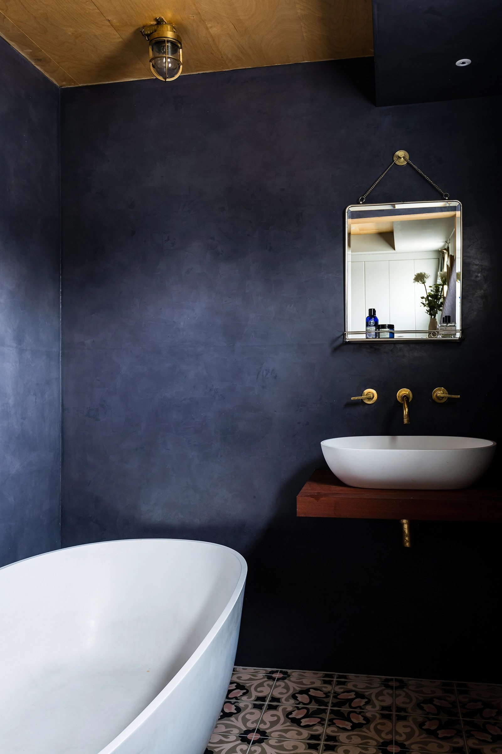 salle de bain mur bleu décoration design