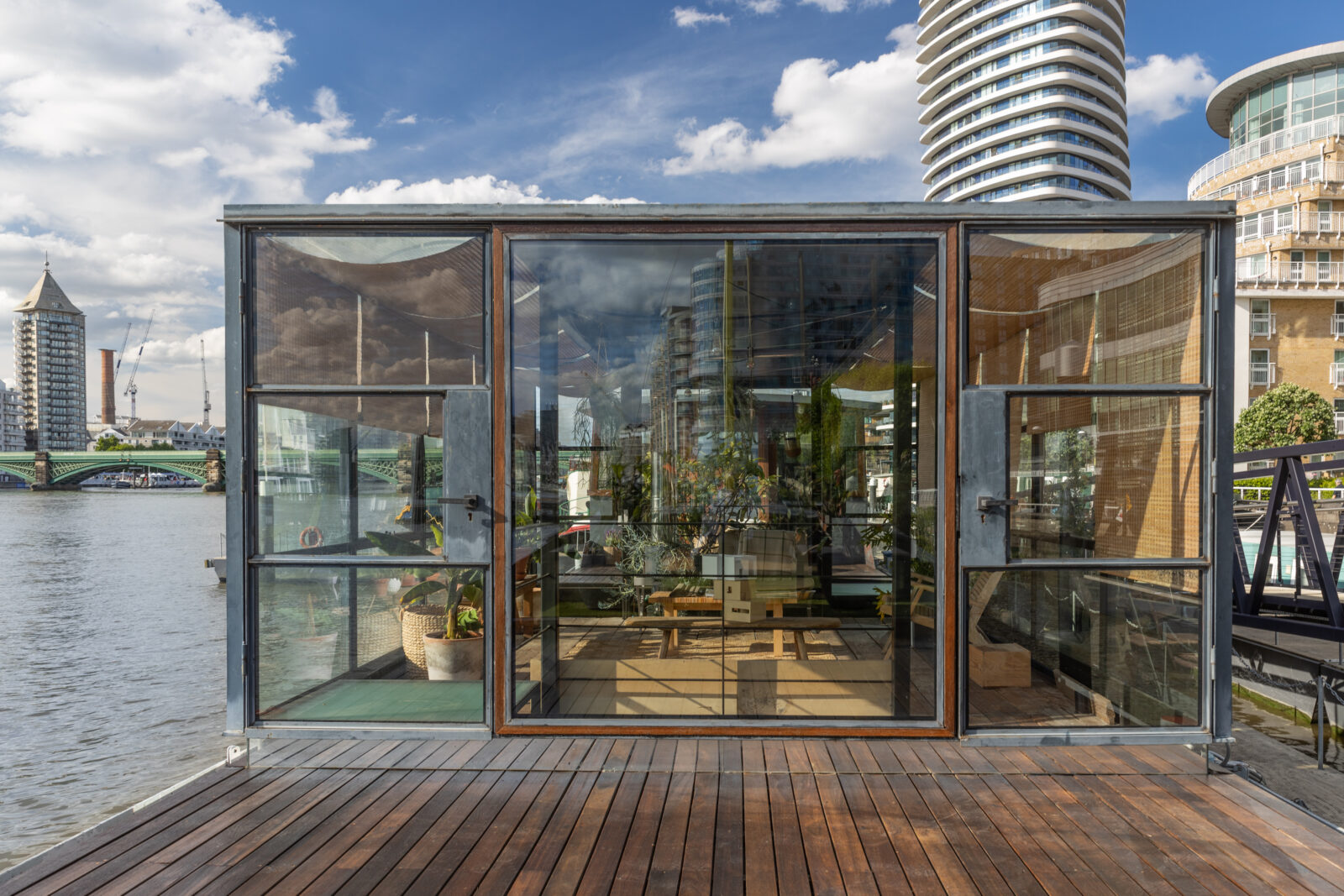 salon vitré et terrasse bois maison contemporaine sur l'eau