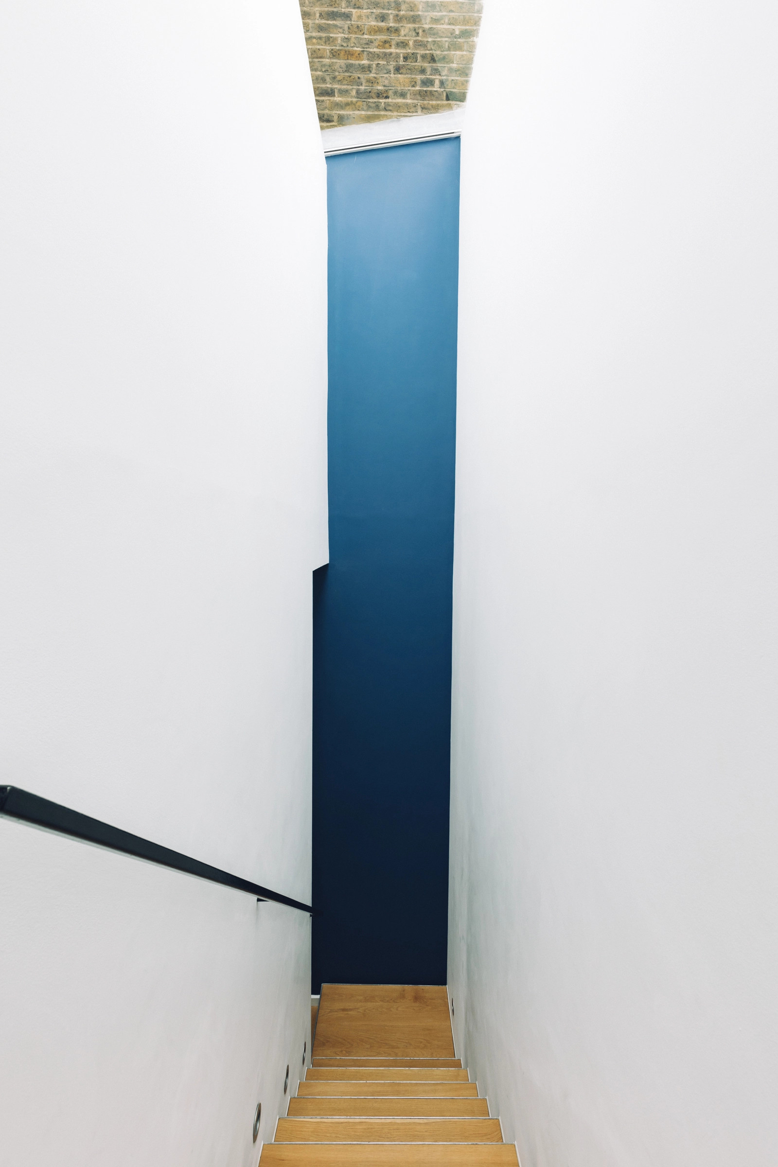 escalier bois mur bleu