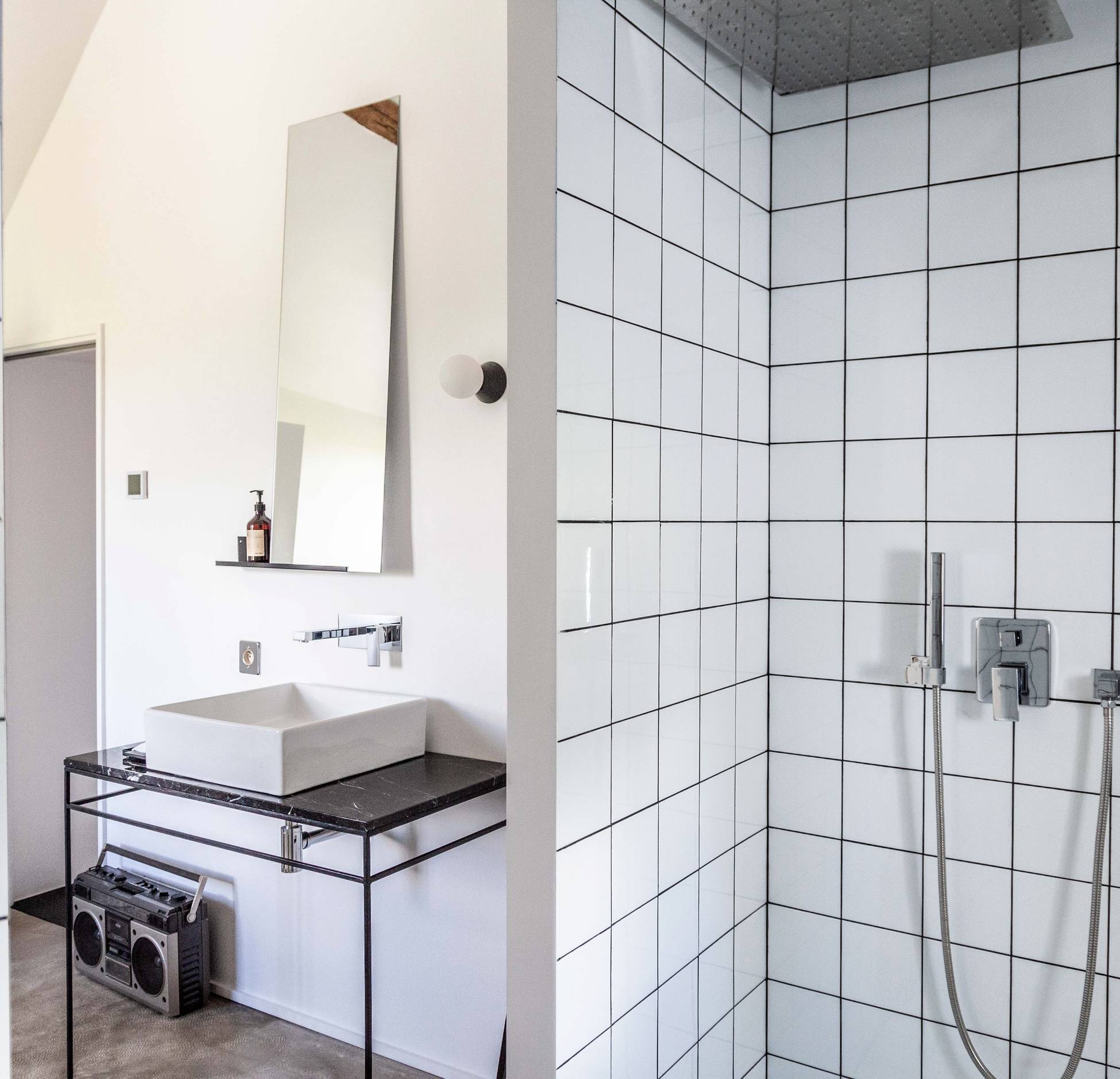 salle de bain minimaliste noire et blanche
