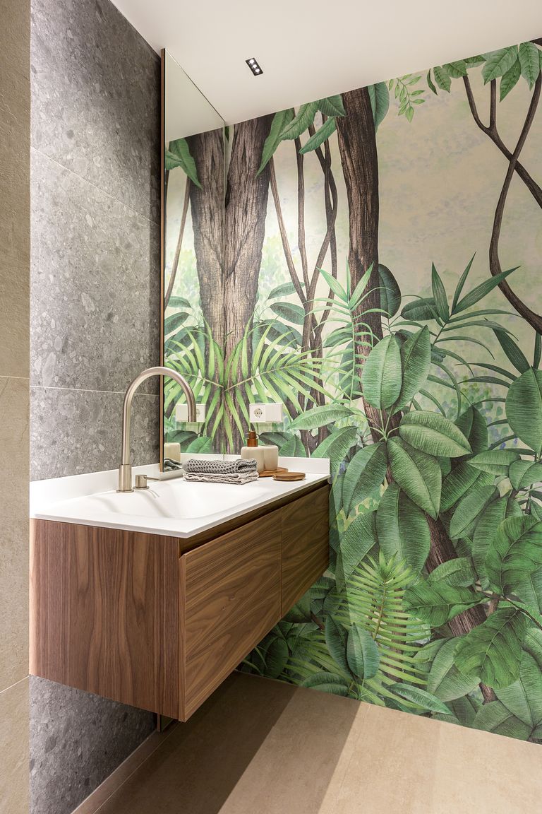 salle de bain avec fresque appartement rénové