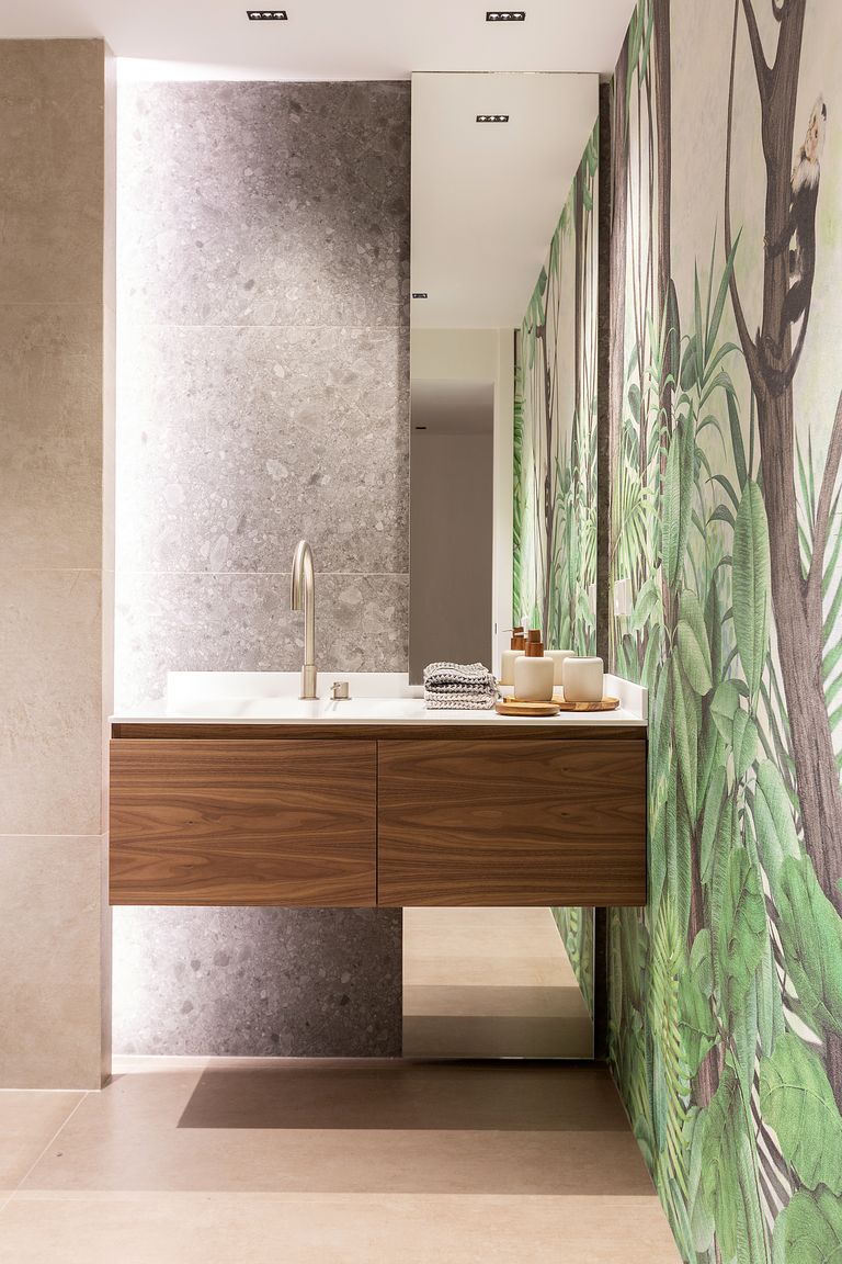 salle de bain design avec fresque