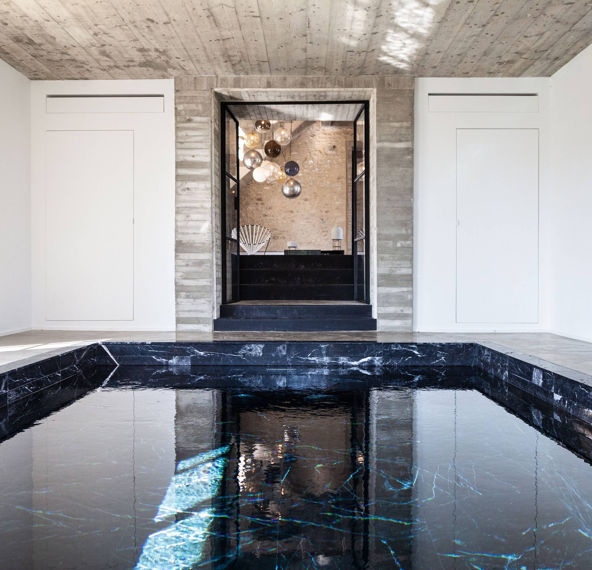 piscine intérieur marbre noir maison Ceronne