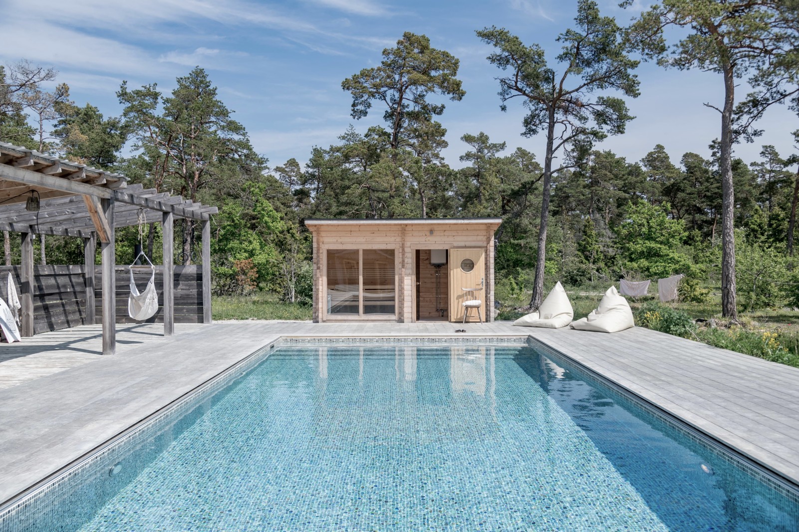 piscine avec pergola en bois et pool house