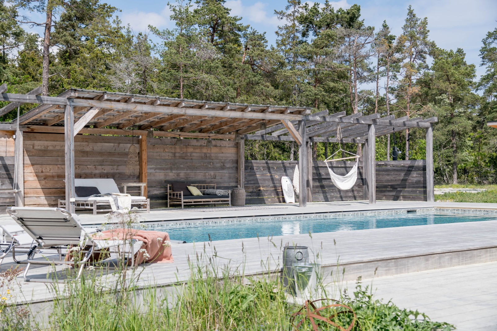 piscine avec terrasse et pergola en bois