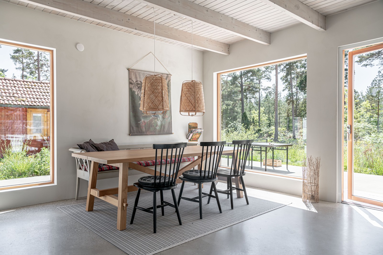 salon maison suédoise minimaliste avec picture windows