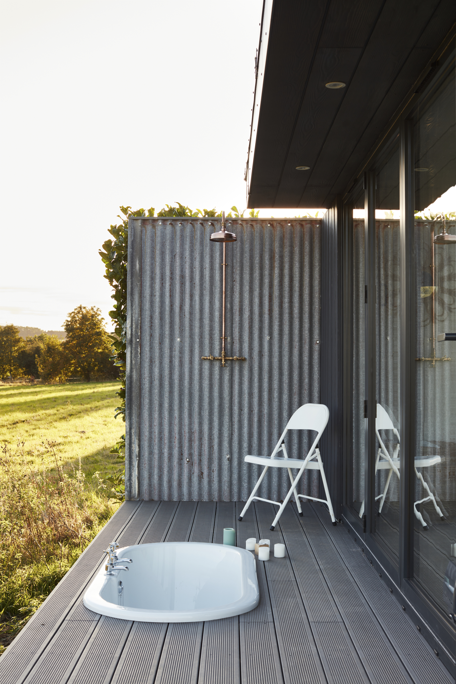 salle de bain extérieure sur terrasse bois