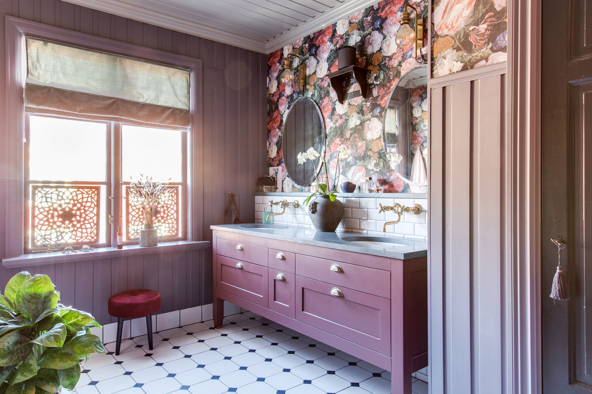salle de bain avec papier-peint fleuri