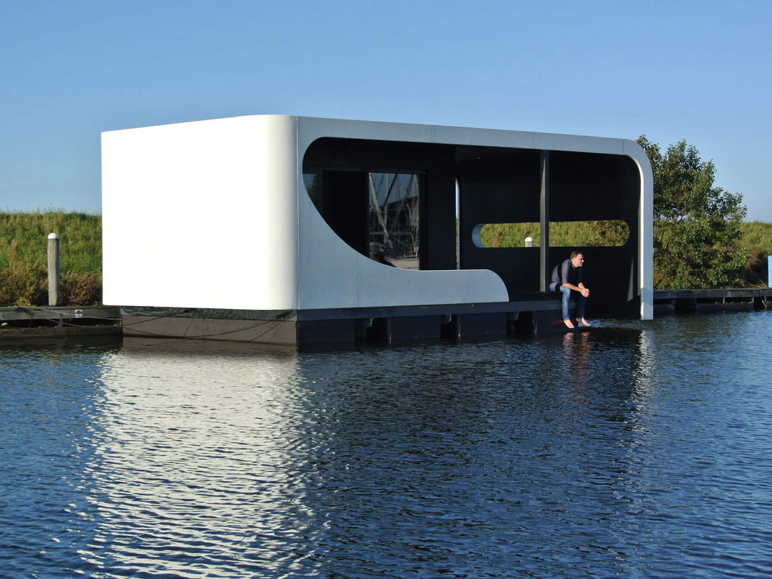 Une mini maison design de 45m2 sur l'eau (avec plan)
