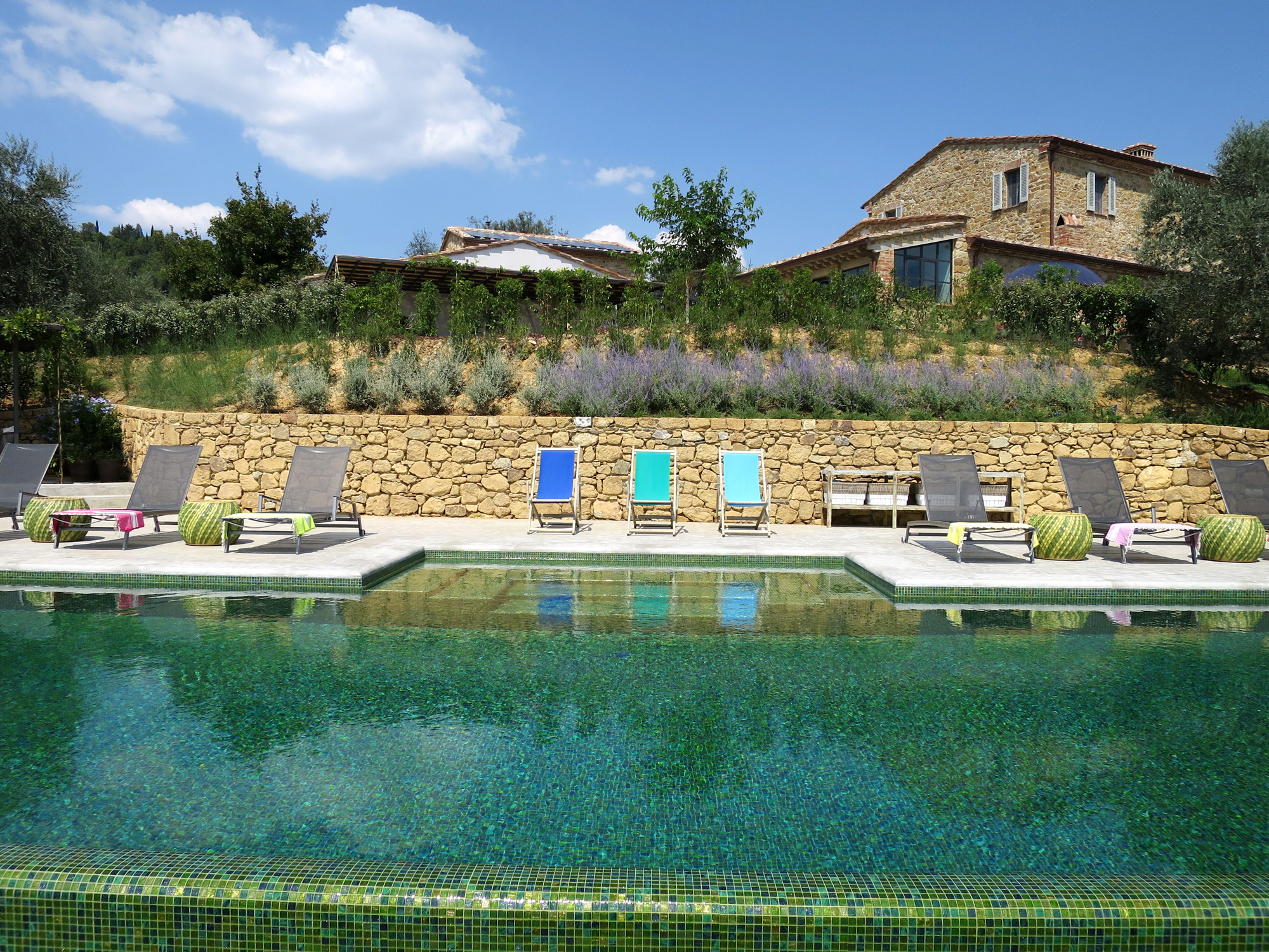 terrasse avec piscine maison en pierres Toscane