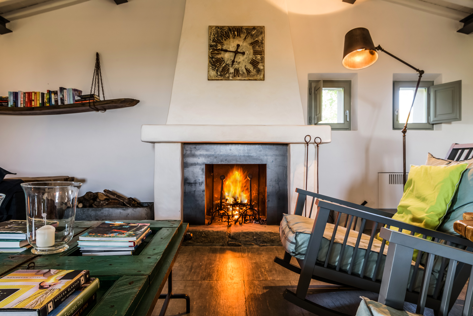 salon avec cheminée maison en pierres Toscane