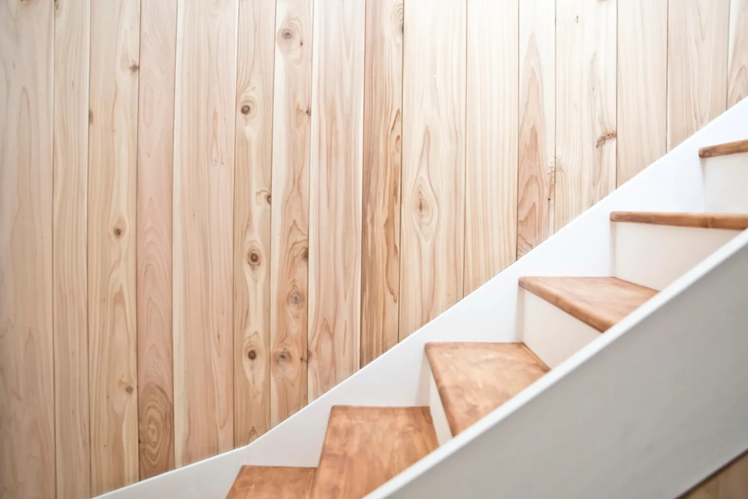 escalier blanc et bois