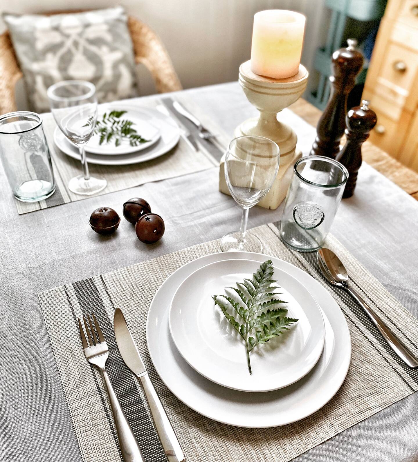 table avec vaisselle blanche décoration naturelle