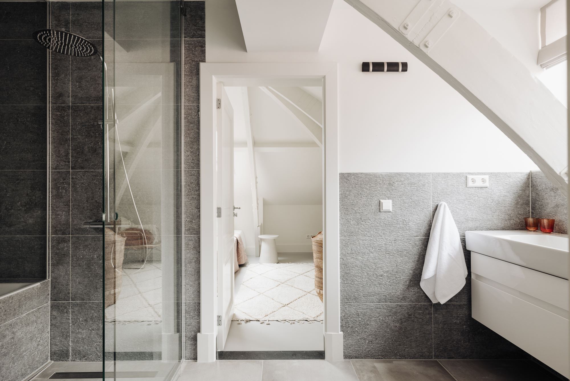 salle de bain grise décoration design