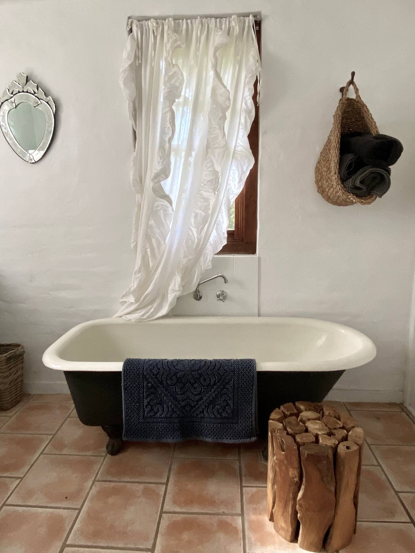 salle de bain rustique maison en pierres