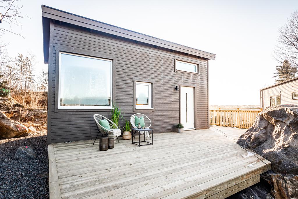 Une mini maison de 26m2 bien conçue avec une mezzanine basse (avec plan)