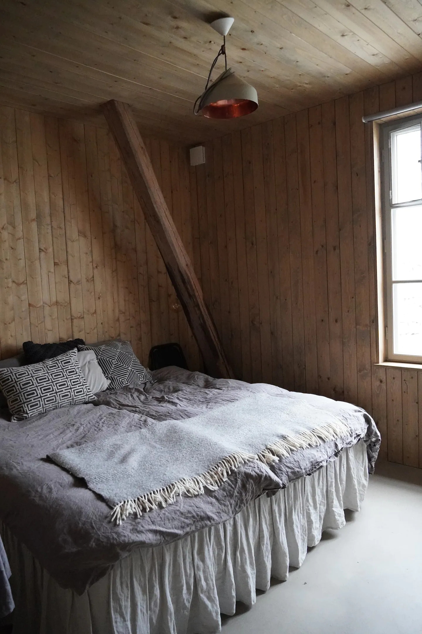 chambre avec poutres maison en bois