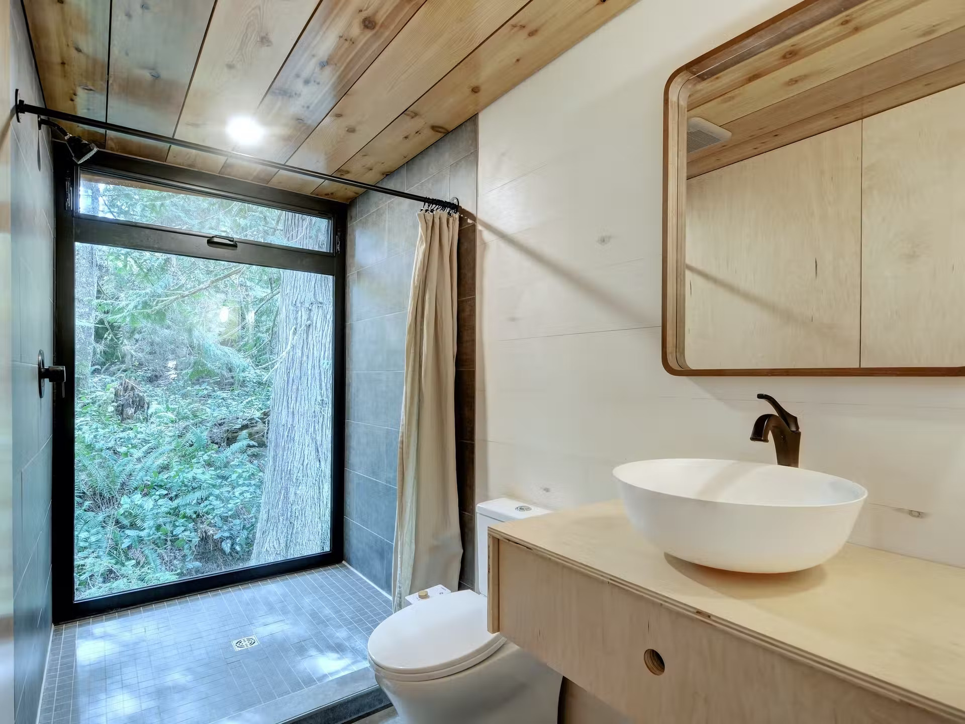 salle de bain avec baie vitrée