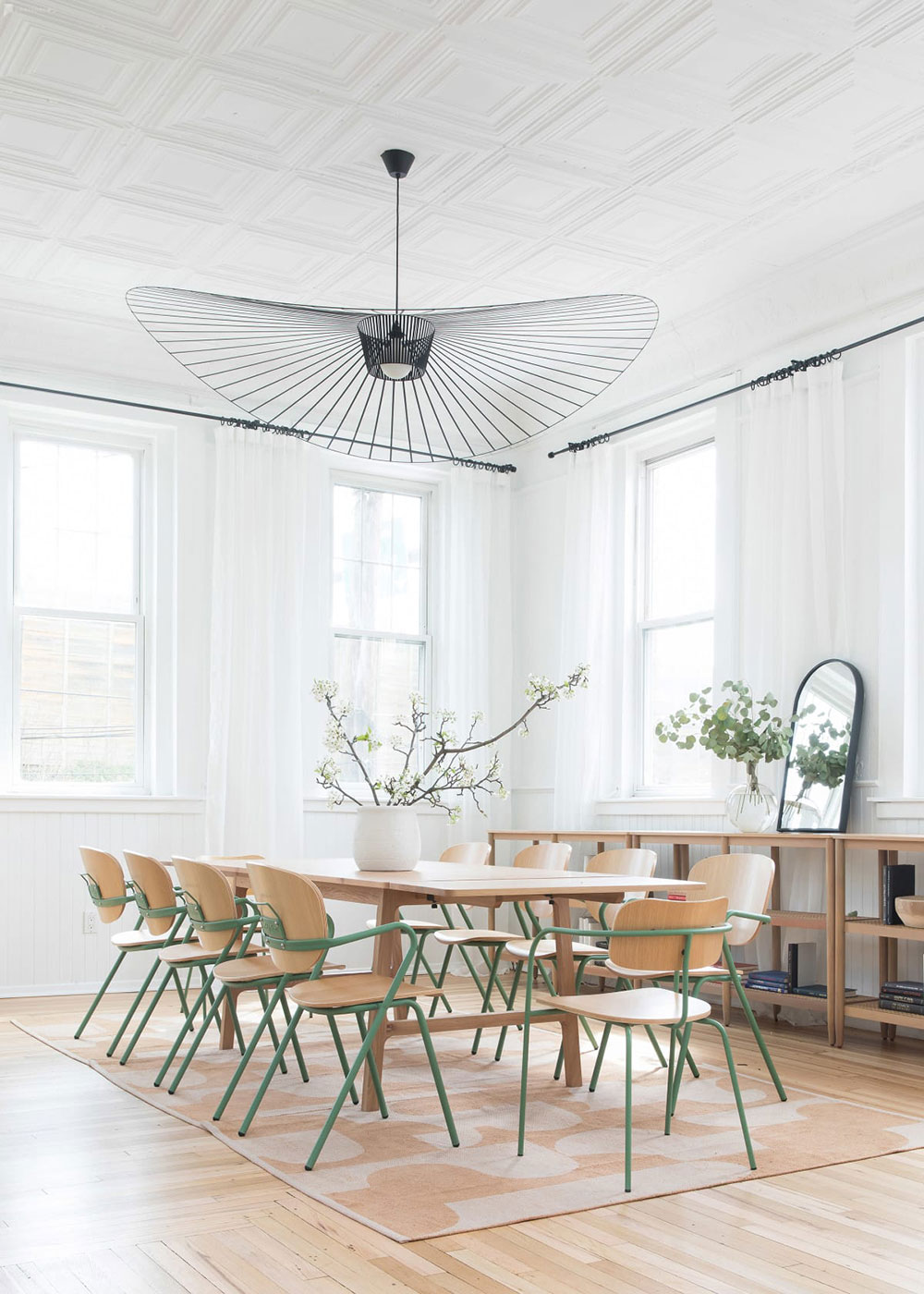 Sala da pranzo arredamento contemporaneo al piano di sopra