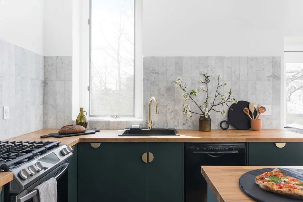 Cucina verde e marmo