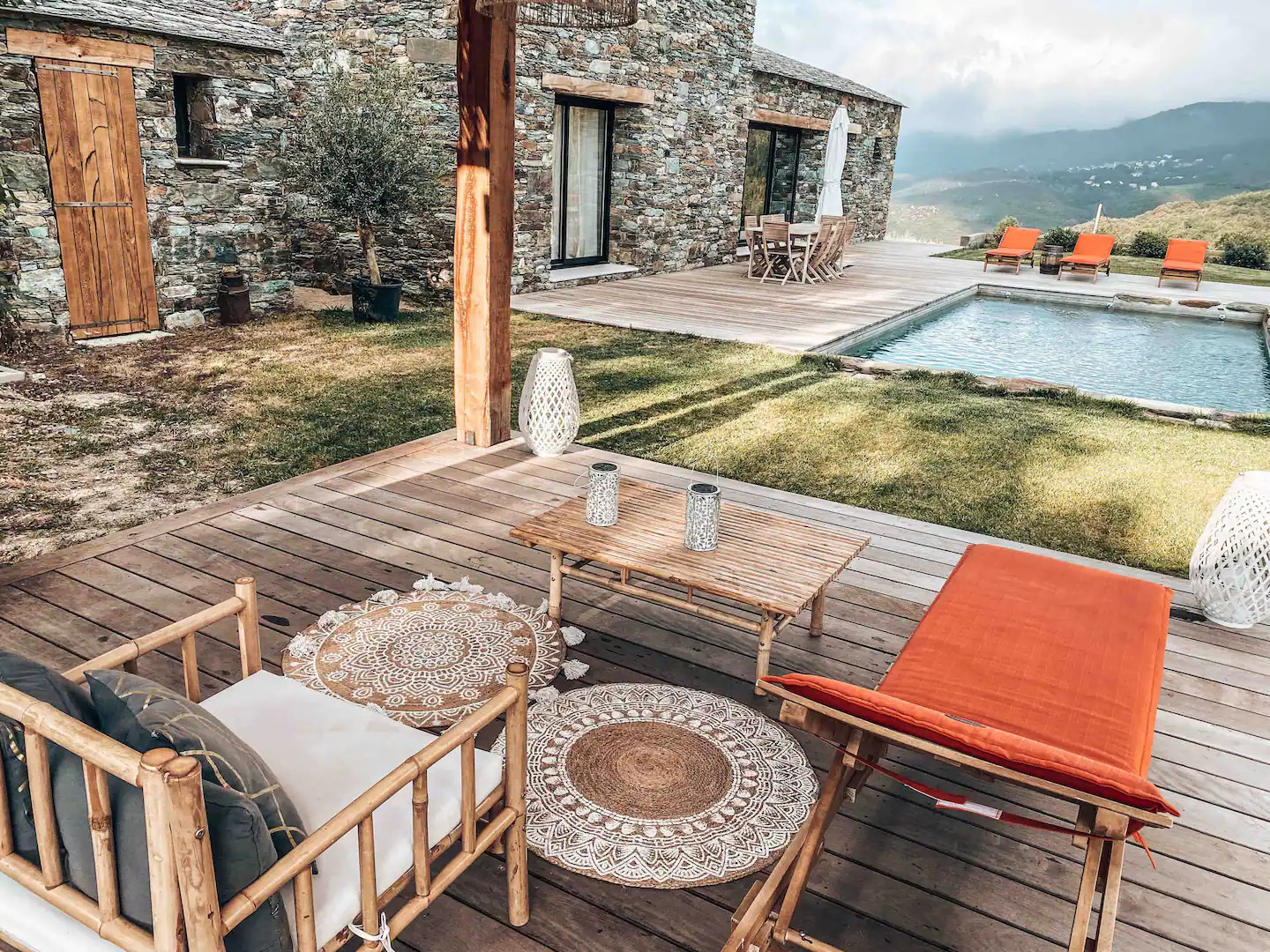 terrasse avec piscine et pergola maison en pierres A Voglia Corse
