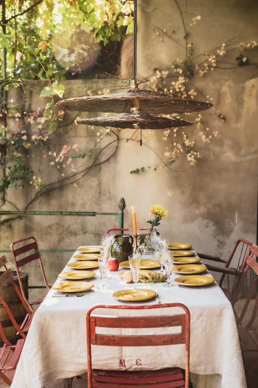 salle à manger d'extérieur décoration vintage et méditerranéenne