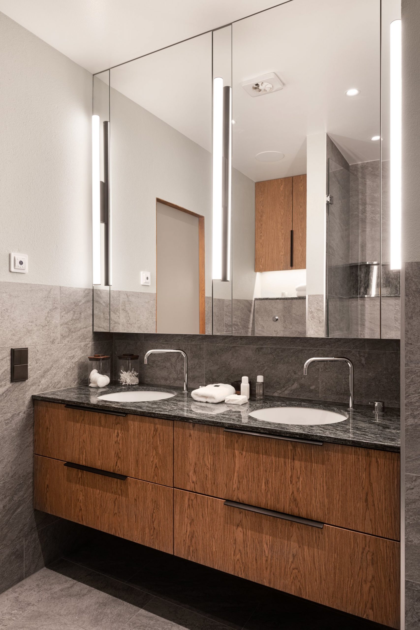 salle de bain design grise et bois