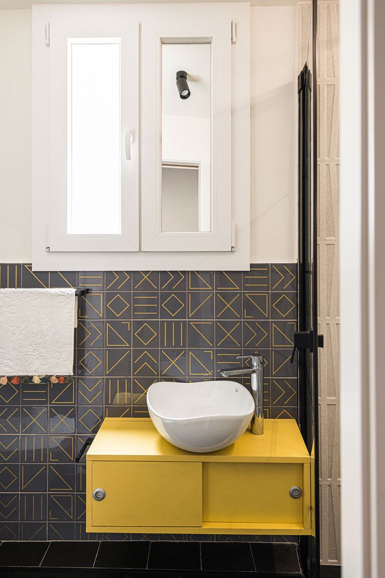salle de bain décoration grise et jaune