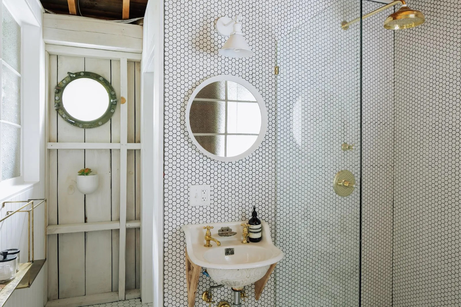 salle de bain émaux de Briare blancs maison en bois