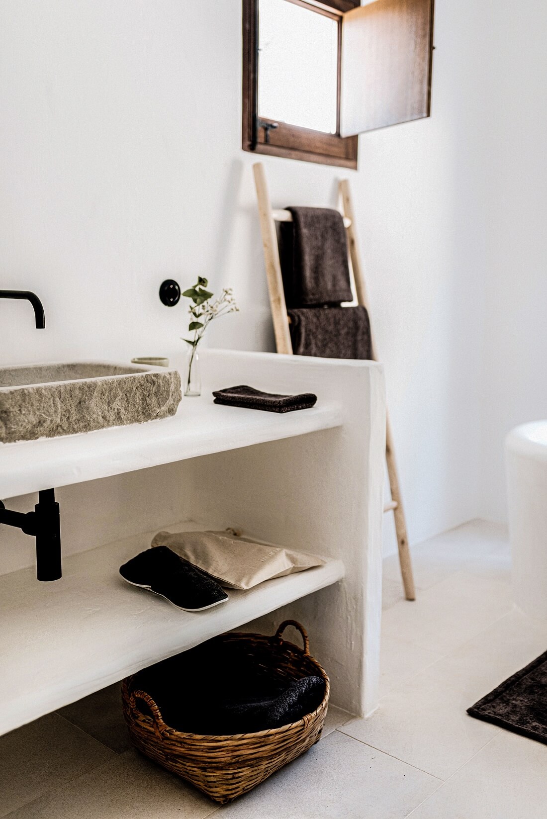 salle de bain minimaliste avec vasque en pierre