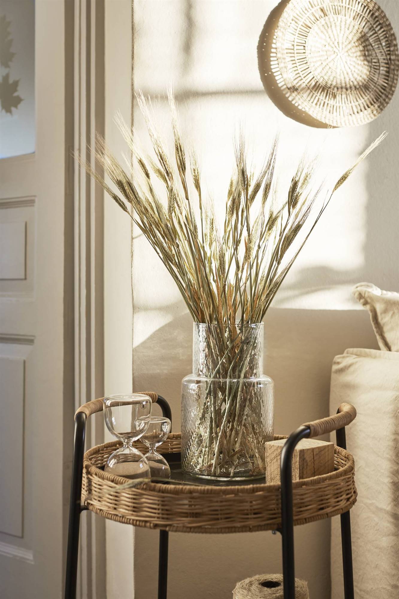 vase en verre avec tiges de blé