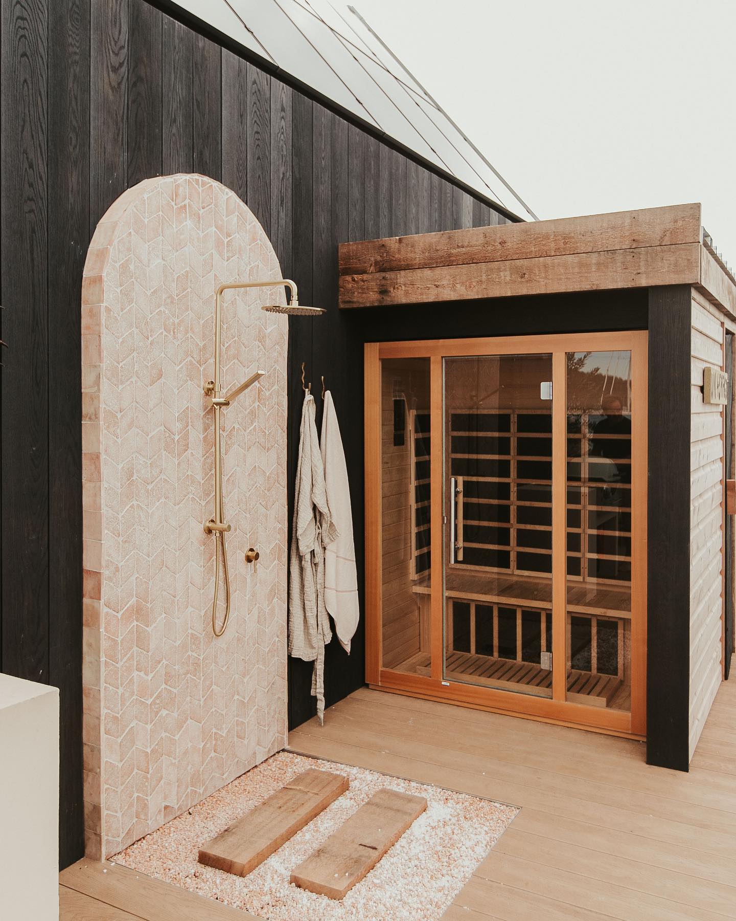douche extérieure et sauna sur terrasse