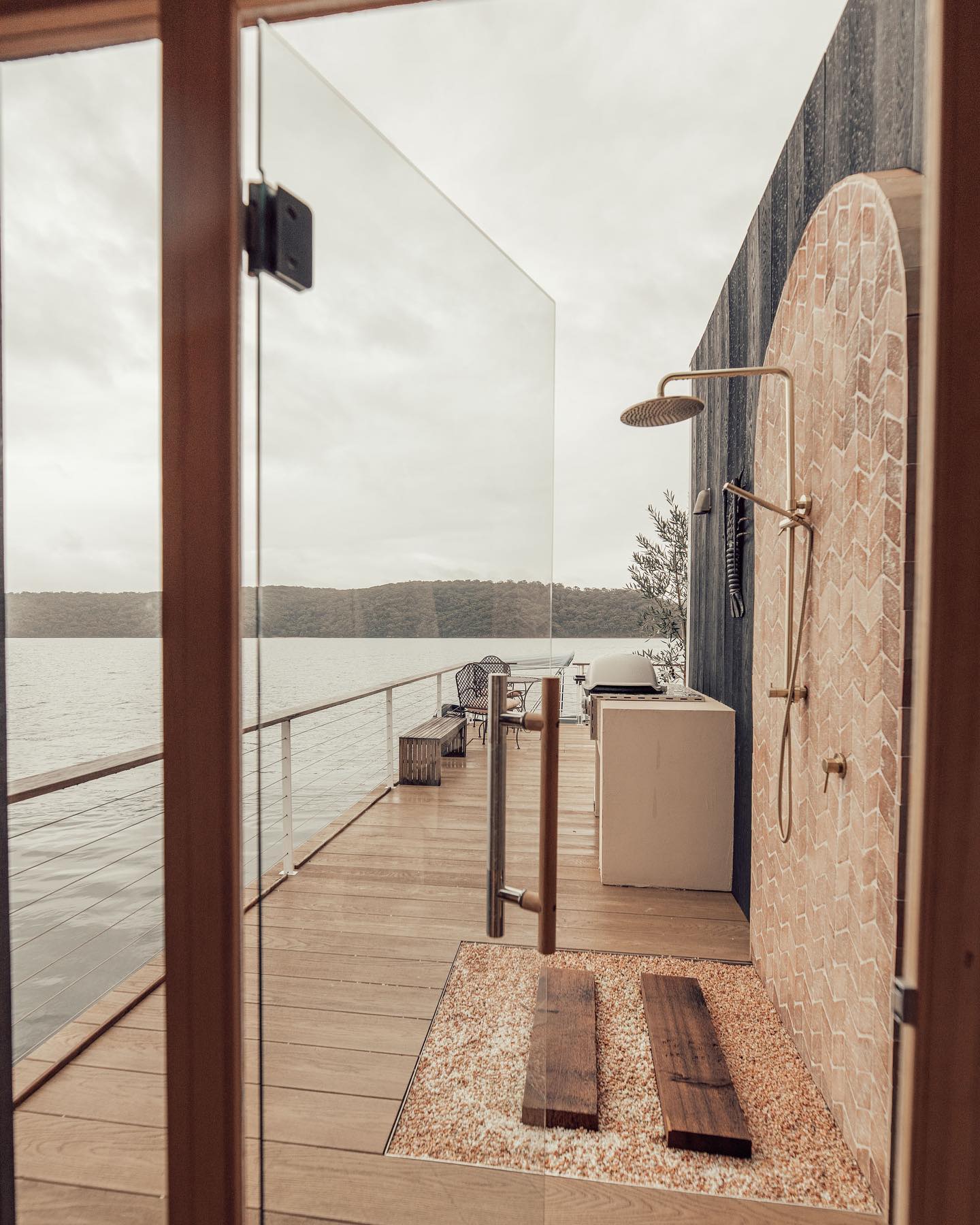 douche extérieure maison flottante avec terrasse Lilypad II