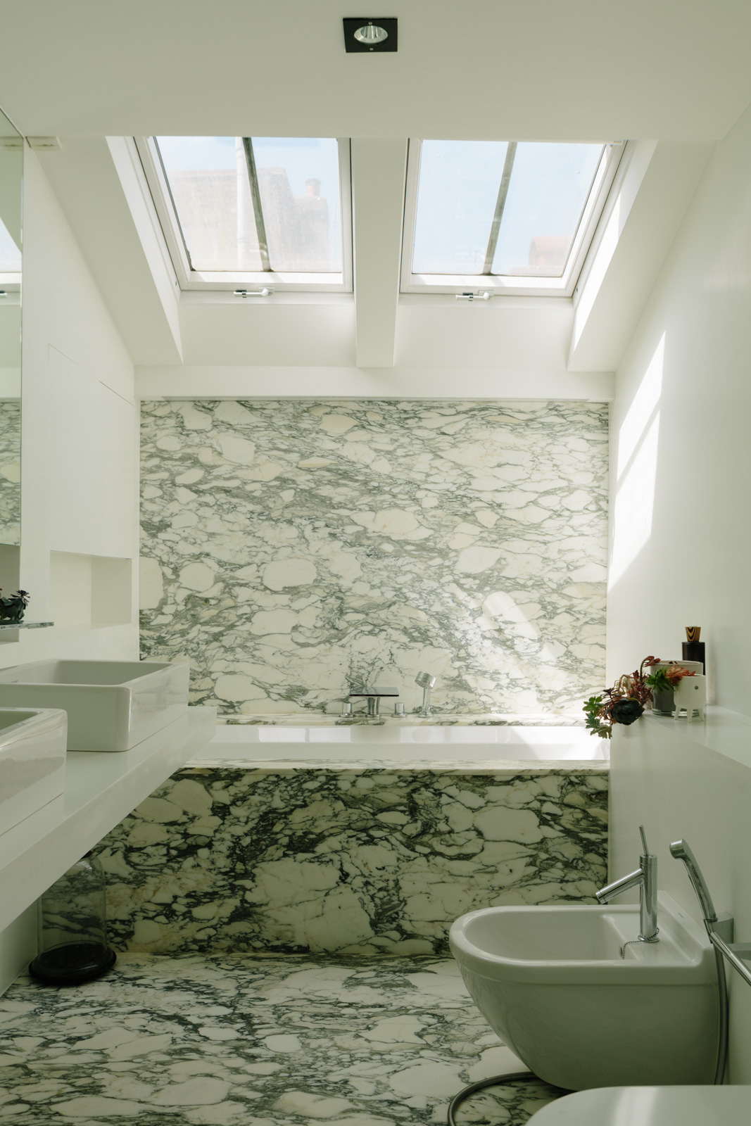 salle de bain marbre avec fenêtre de toit