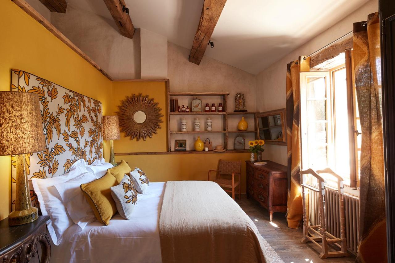 chambre jaune maison en pierres Mas Vermentino