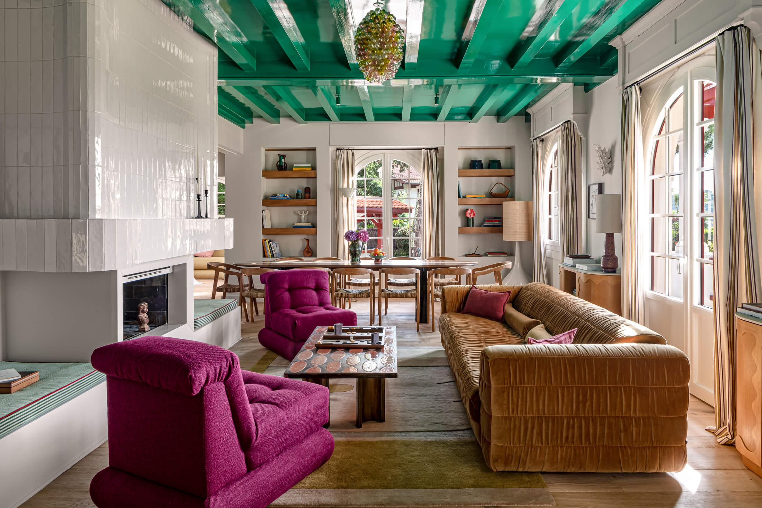 salon avec plafond vert décoration contemporaine