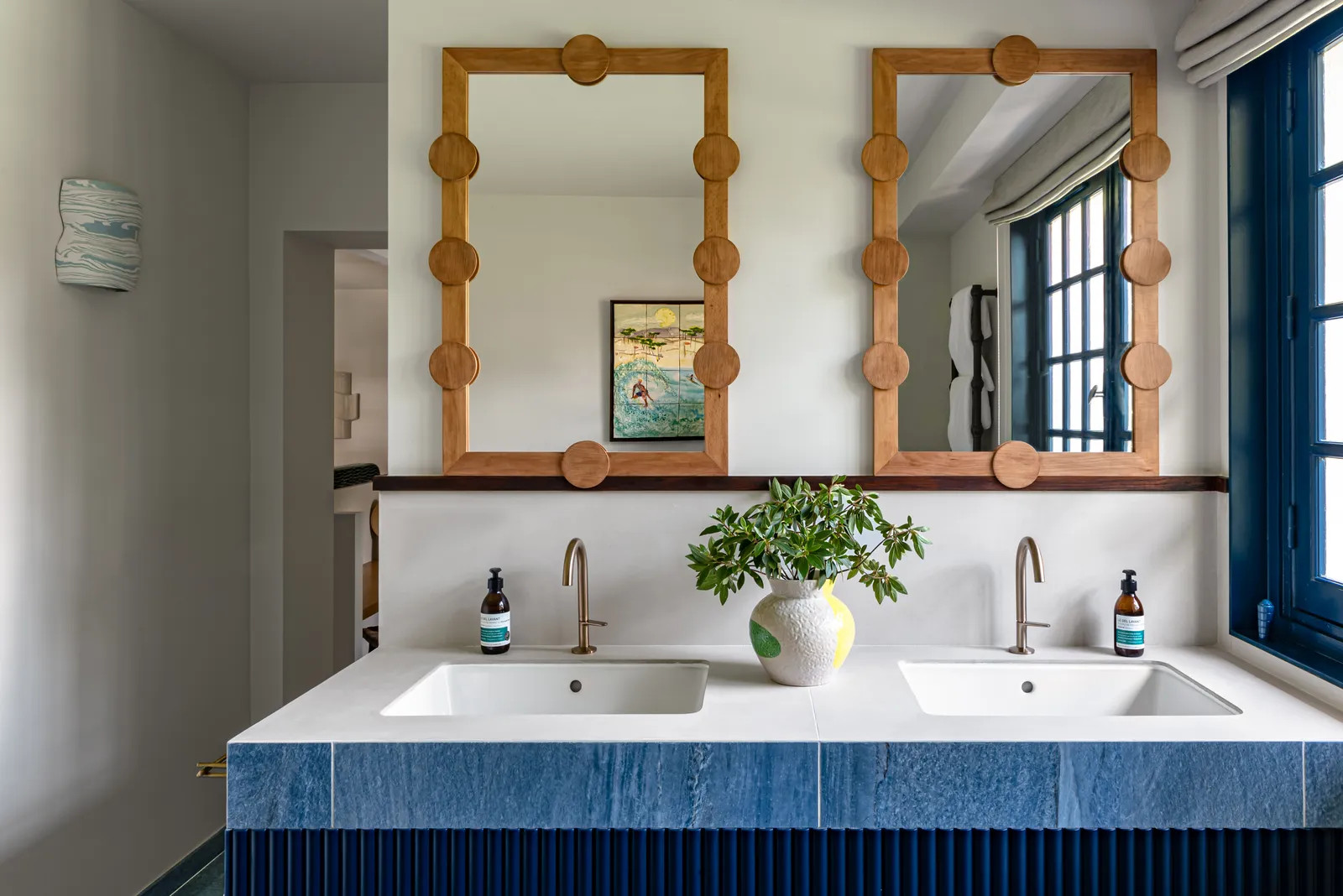 salle de bain bleue et bois